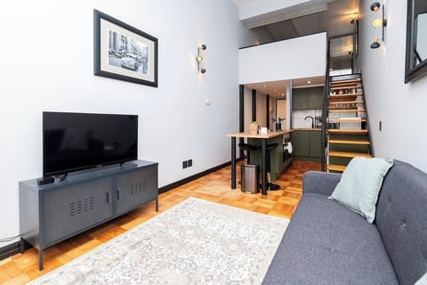 Central Cape Town Stylish Loft – Secure & Modern (29123)