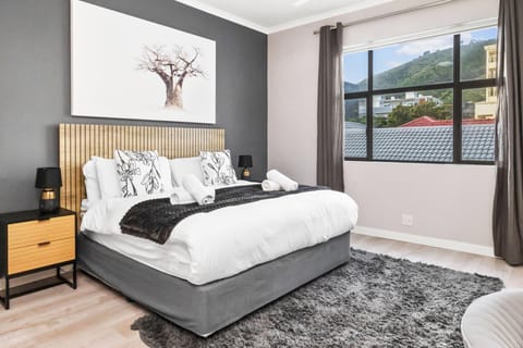 Knightsbridge 1-Bed Seaside Apartment in Sea Point (28770)