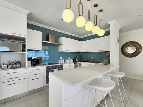 FULLY KITTED KITCHEN