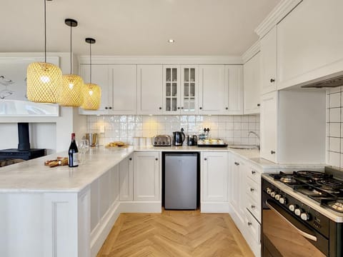 Camps Bay Luxury Family Retreat – Lush & Stylish (33137)