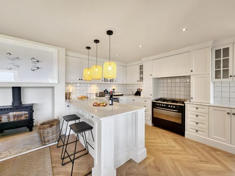 Camps Bay Luxury Family Retreat – Lush & Stylish (33136)