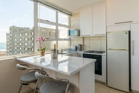 Ocean Views - Sea Point Studio w Netflix+Fast WIFI (9615)