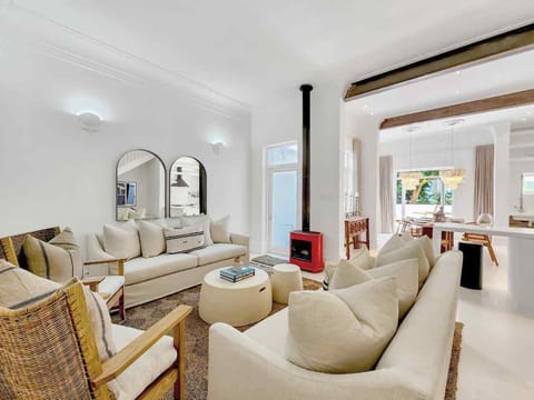Modern 4-Bed Villa Green Point w patio & Parking (31207)