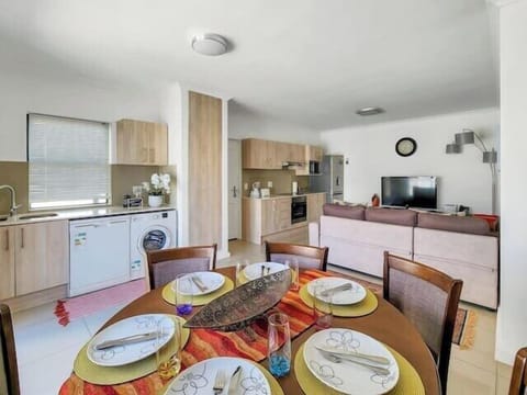 Beach-side, tranquil coastal retreat apartment (11619)