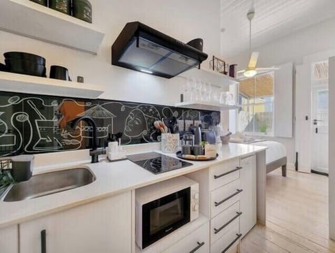 Modern decorated studio in Observatory (12916)