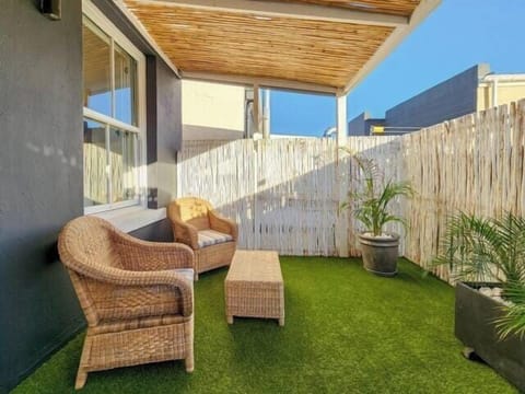 Modern decorated studio in Observatory (12919)