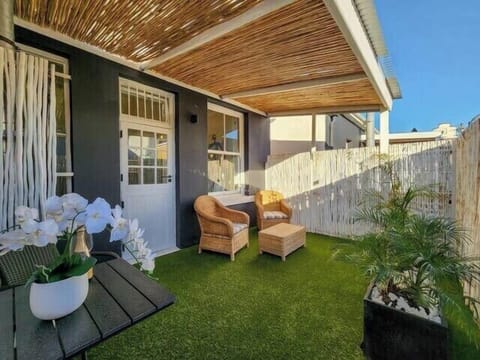 Modern decorated studio in Observatory (12918)