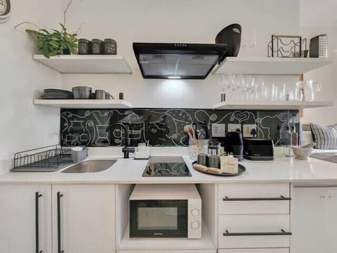 Modern decorated studio in Observatory (12917)