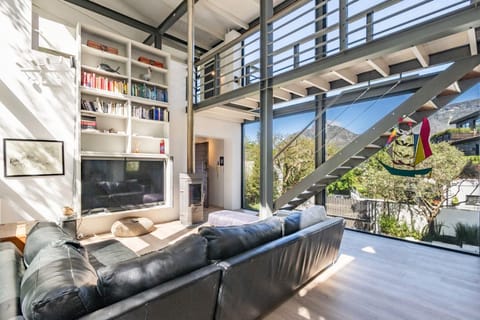 Luxury 4-Bed Villa in Tamboerskloof (30761)