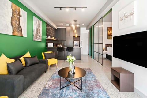 The Duke 2-Bedroom Gem with Rooftop Pool (21568)