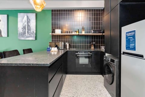 The Duke 2-Bedroom Gem with Rooftop Pool (21566)