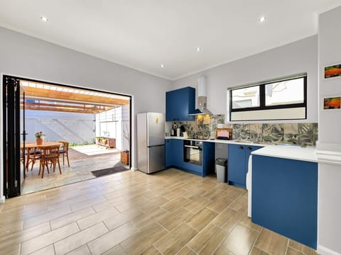 Stylish Woodstock Stay  Patio, WiFi & Alarm (27646)