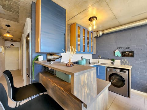 Stylish 1-Bed at The Hub w/ Rooftop Gym & Parking (28066)