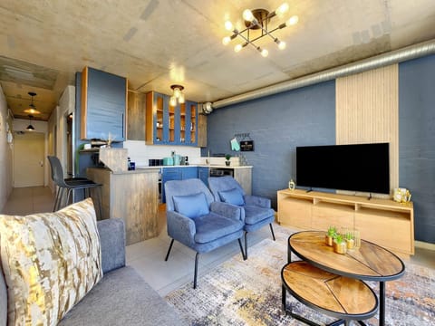 Stylish 1-Bed at The Hub w/ Rooftop Gym & Parking (28060)