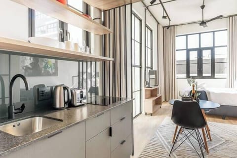 Modern, Easy City Studio w/ WIFI (2124)