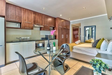 Studio close to V&A w Pool, Parking, Gym, Fast WIF (3532)