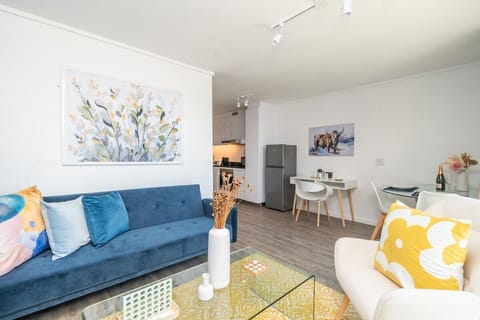 Professional City Escape w Pool (5390)