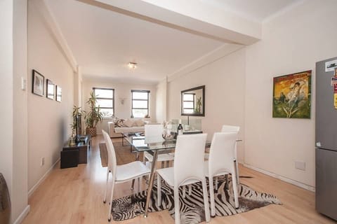 Table mountain views  BR's en-suite  Pool & Gym! (6790)