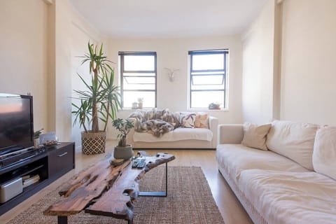 Table mountain views  BR's en-suite  Pool & Gym! (6782)