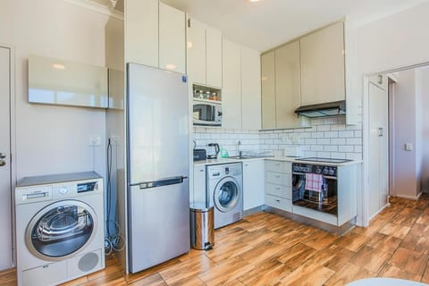 Modern Two-Bed Apartment with Table Mountain Views (29331)