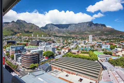 Modern Two-Bed Apartment with Table Mountain Views (29323)