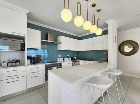 FULLY FITTED KITCHEN