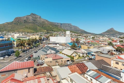 Urban Artisan Loft with Mountain Views & Fast Wi-F (9942)