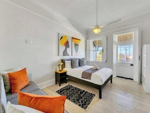 Open Space 2-Bed Apt with Balcony in Observatory (12975)