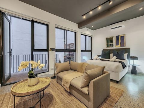 Spacious livingroom and bedroom