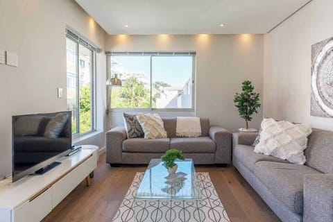 Bantry Bay 2-Bedroom Retreat with Mountain Views (22523)