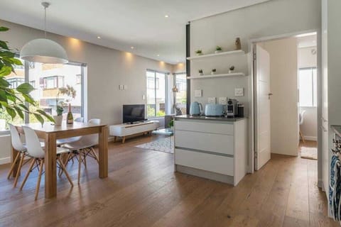 Bantry Bay 2-Bedroom Retreat with Mountain Views (22519)