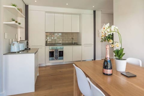 Bantry Bay 2-Bedroom Retreat with Mountain Views (22526)