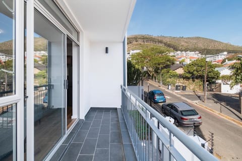 East of Main 4 Bedroom Apartment in Sea Point (25591)