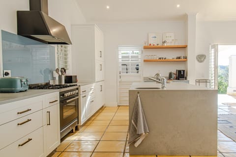 Oceanview Hilltop Villa in Plettenberg Bay Estate (27698)