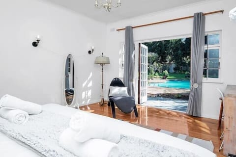 Spacious Family Home with Pool AND Fireplace (600)