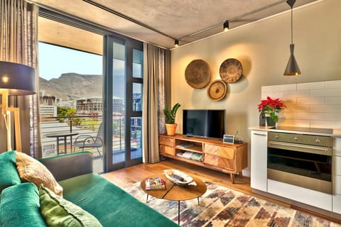 Waterfront apartment with balcony and views. (26839)