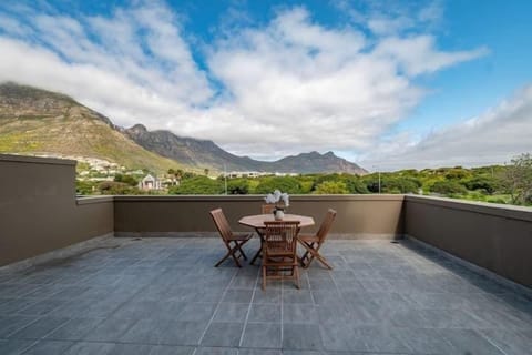 Apartment near Hout Bay Harbour ! (8267)