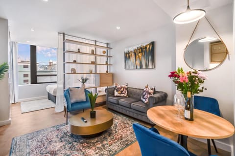 Stylish Foreshore Apartment with Mountain Views (30230)