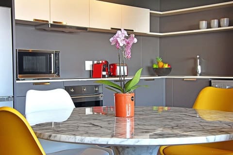 WEX1 Urban Escape - Pool, Views & Entertainment (6888)