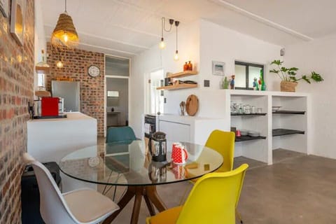 Stylish BoKaap Apartment w Mountain Views (11006)