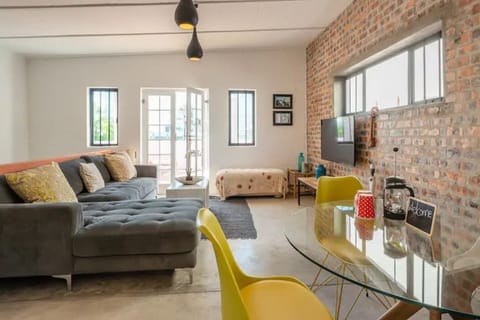 Stylish BoKaap Apartment w Mountain Views (11004)