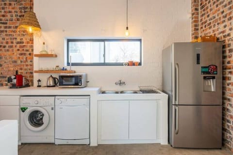 Stylish BoKaap Apartment w Mountain Views (11012)