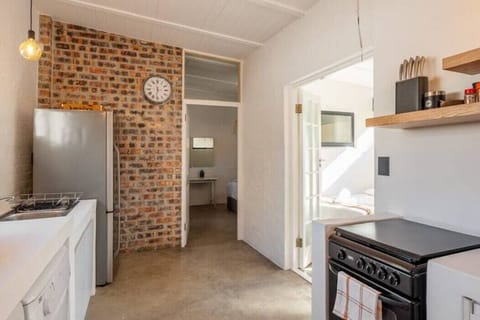 Stylish BoKaap Apartment w Mountain Views (11010)