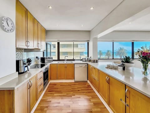 Seaside Apartment with Promenade views. (11803)