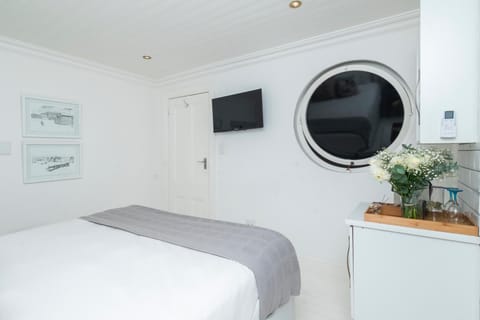 Enclosed Cabin Room in Coastal Navy Town (26367)