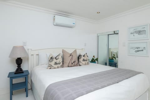 Enclosed Cabin Room in Coastal Navy Town (26366)