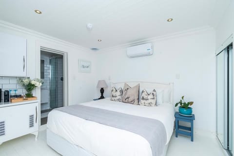 Enclosed Cabin Room in Coastal Navy Town (26365)