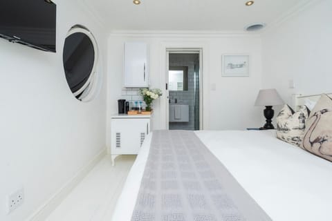 Enclosed Cabin Room in Coastal Navy Town (26368)