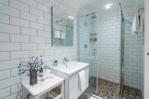 Enclosed Cabin Room in Coastal Navy Town (26369)