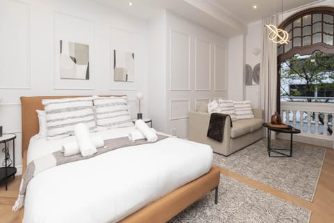 Modern Studio with Balcony – Venice House (28170)